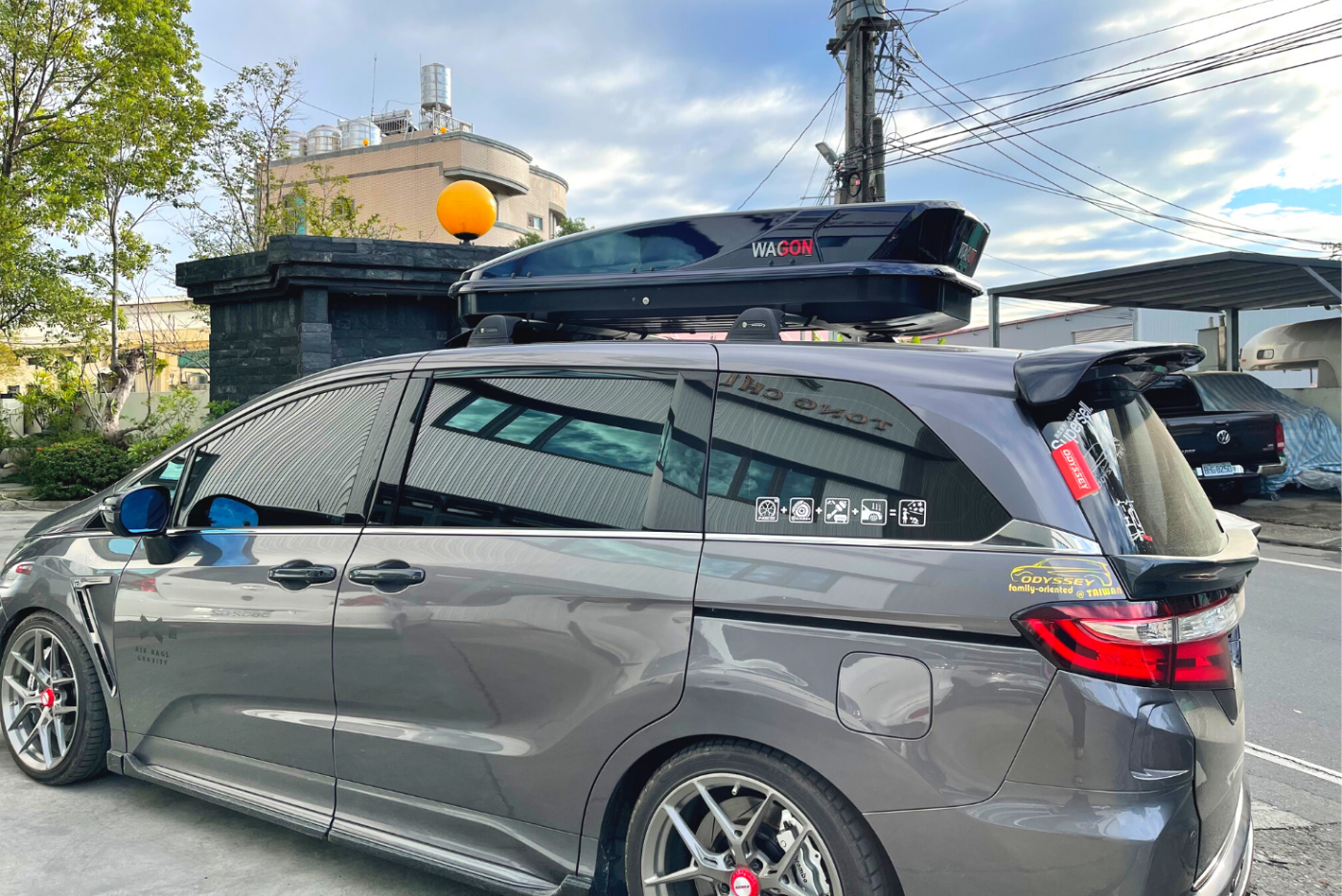 流線型變色紫車頂箱